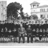 Ci� che mostra anche una foto del 72enne Nico Velluso, alunno della prima elementare nell�anno scolastico 1955-1956. Nell�immagine notiamo il gruppo composto da oltre 30 alunni, assieme all�insegnante e al rettore. Alle loro spalle si scorge il torrino dell�antica Villa Camomilla, abbattuta anni dopo